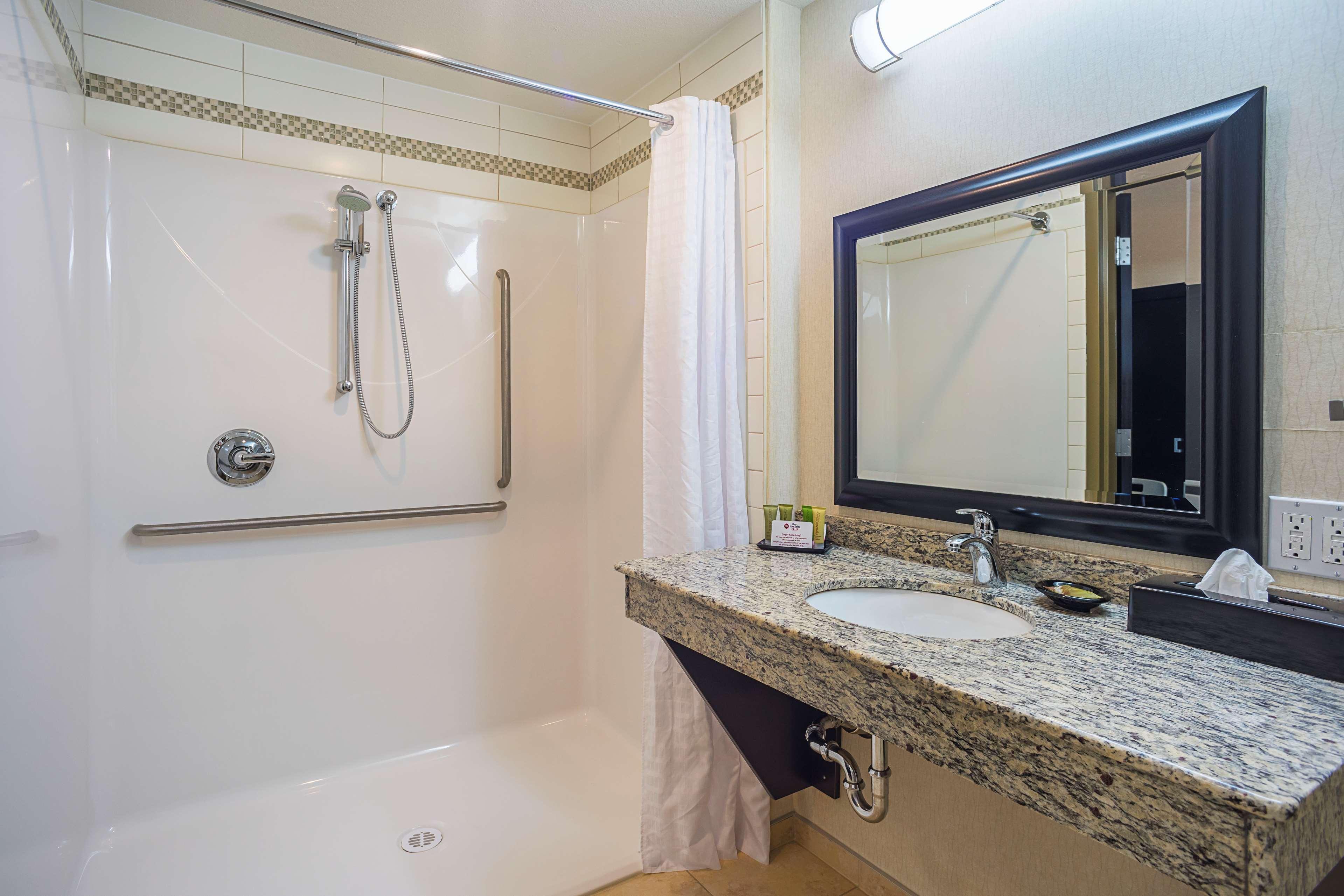 Best Western Wainwright Inn & Suites Екстериор снимка